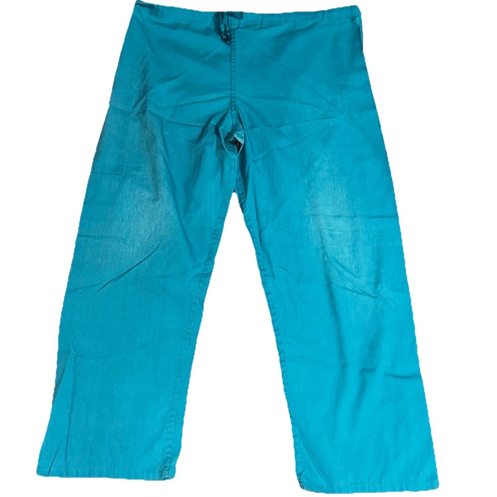 Medium Men’s Scrubs Offered in MULTIPLE COLORS